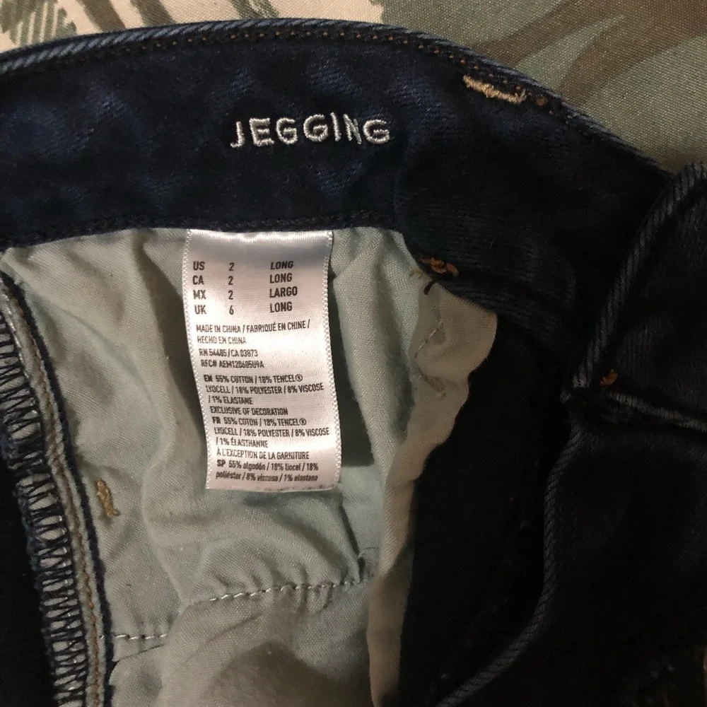Size 2 like new AE reg jegfing jeans. - Picture 3 of 3
